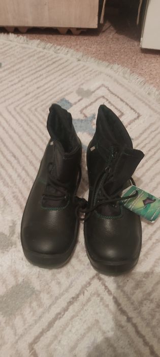 Продаются рабочие ботинки