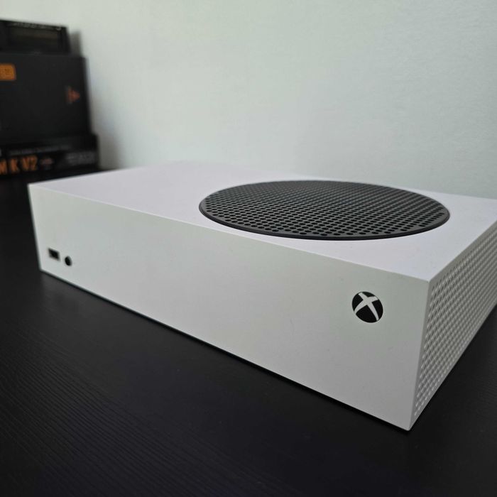Xbox Series S 512GB Alb + Controller Original | Mentenanță Efectuată | Stare Impecabilă