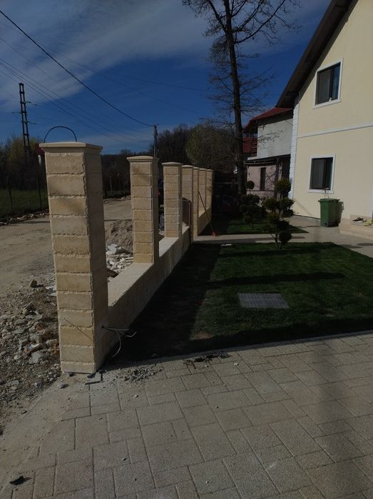 Garduri din sipca metalica si plasa bordurata