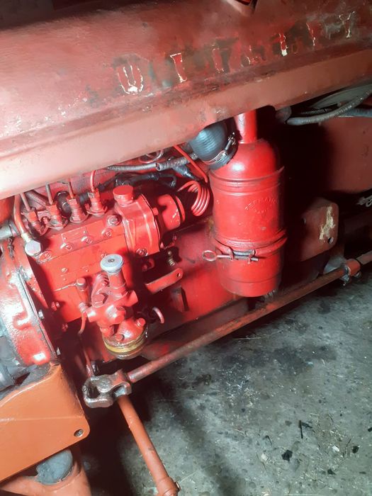 Vând tractor în patru pistoane de 40 cai putere. 2200 e