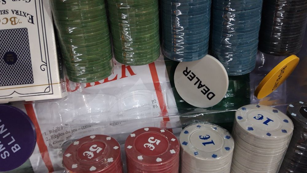 Set poker 500 jetoane imprimate. 4 gr. Cutie tabla. Nou!