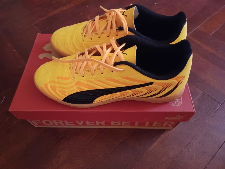 Обувки футболни стоножки Puma 40 номер и Umbro 37 номер