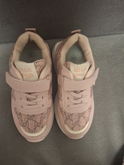 Продам кроссовки для девочки