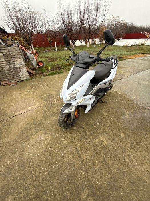 Vând scuter 50cc 2t ân tro stare acceptabil