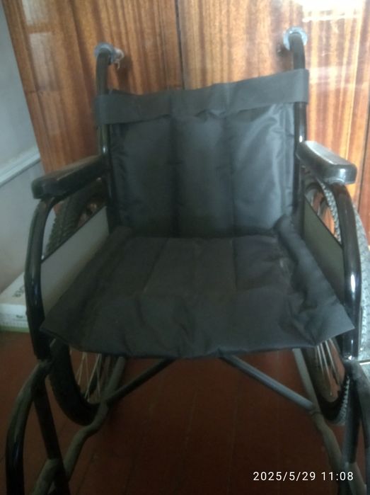 Коляска новая,ход лёгкий,седушка мягкая