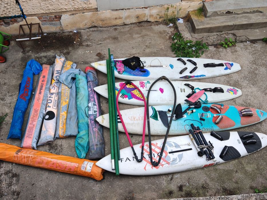 Placi windsurfing, 4 buc, șase pânze, un catarg de 2 dimensiuni,și alte accesorii