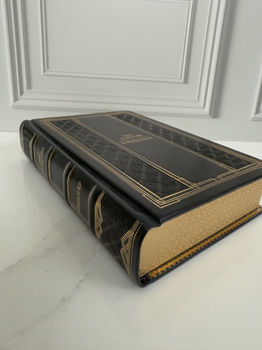 Книга «Көшпенділер» в коже