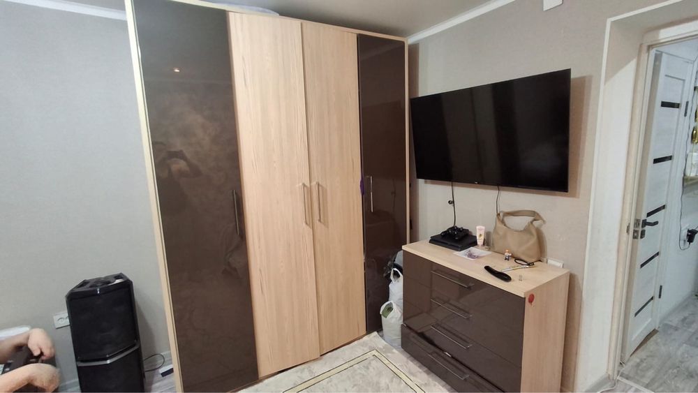 Продается шкаф с комодом