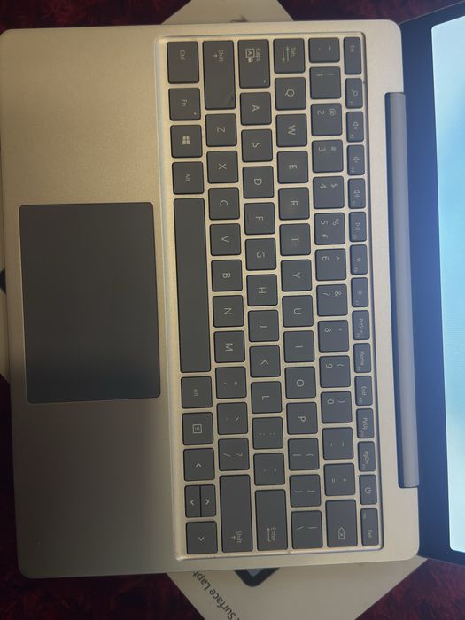 Microsoft Surface Laptop Go – Intel Core i5 / 4 GB RAM / Touchscreen