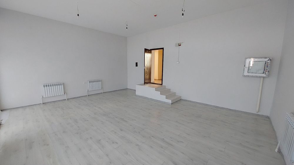 Panayev balalar baqshasi qasindagi 3 etajli dom 1-etaj magazinli