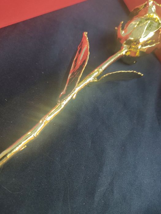 Trandafir natural lasat in aur de 24K. Un cadou  special, greu de egalat pentru o persoana foarte speciala.