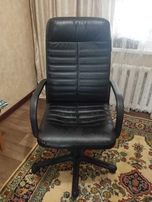 Офисное кресло (кожаное)