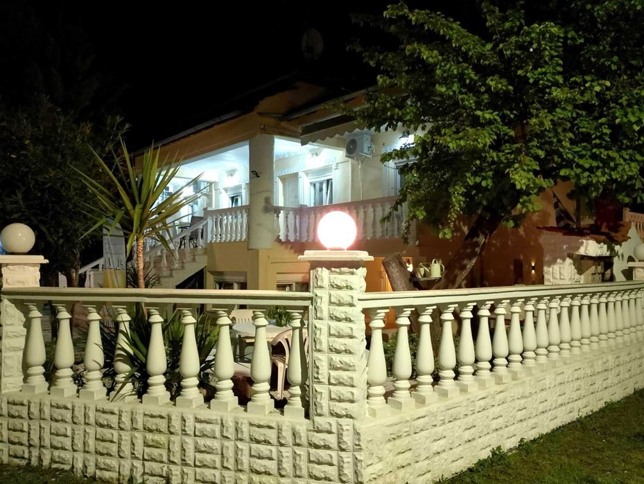 Продава къща на 3 ет 286 м2 и двор 368 м2 в Паралия Врасна, Гърция