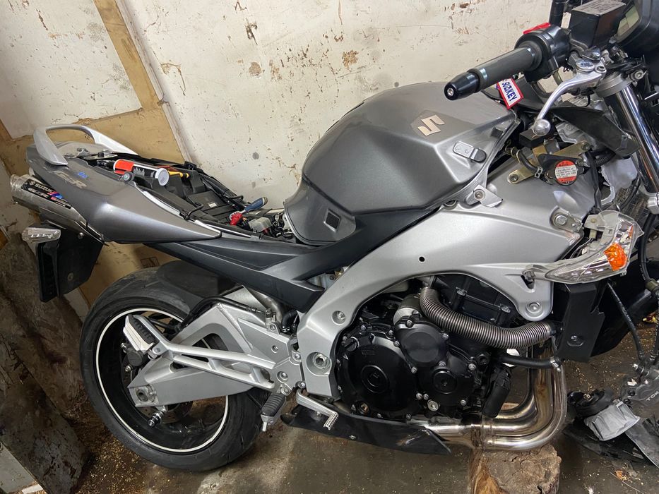 Suzuki GSR на части