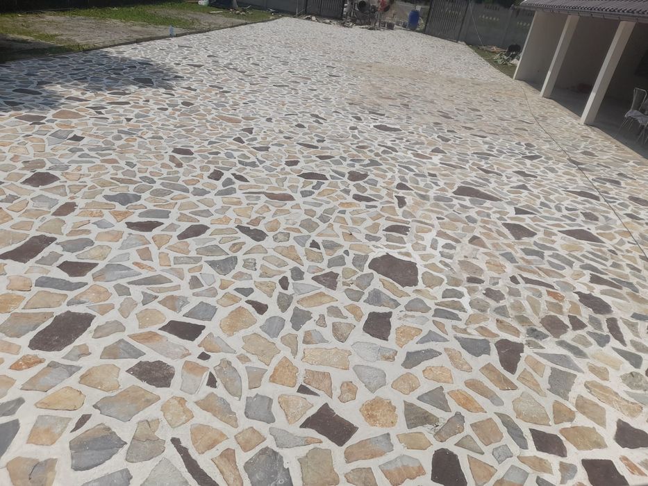 Vnd piatra si montez pentru cei interesati mai multe detalii nr