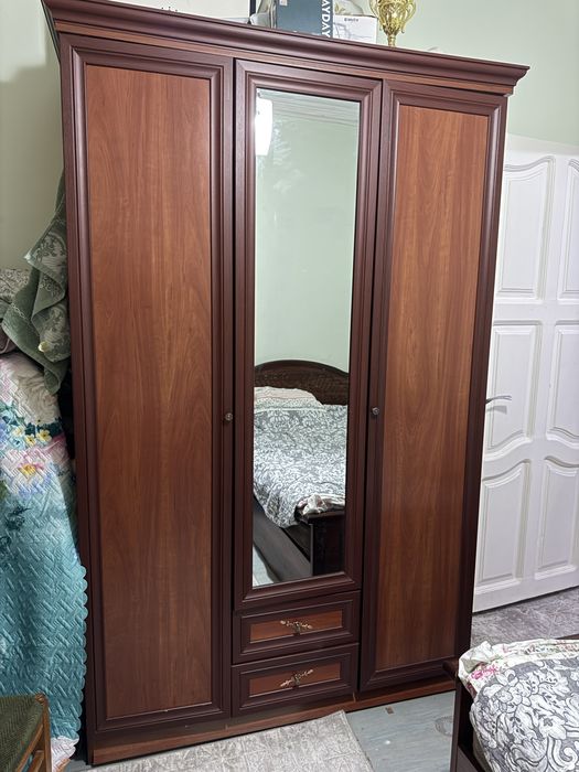 Срочно!!! продается чешская стенка из красного дерева и шкаф