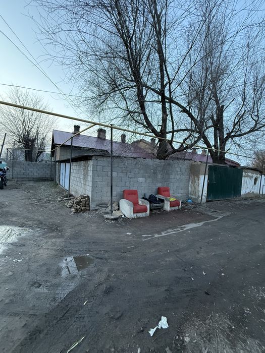 Продам дом барачного типа, навес.