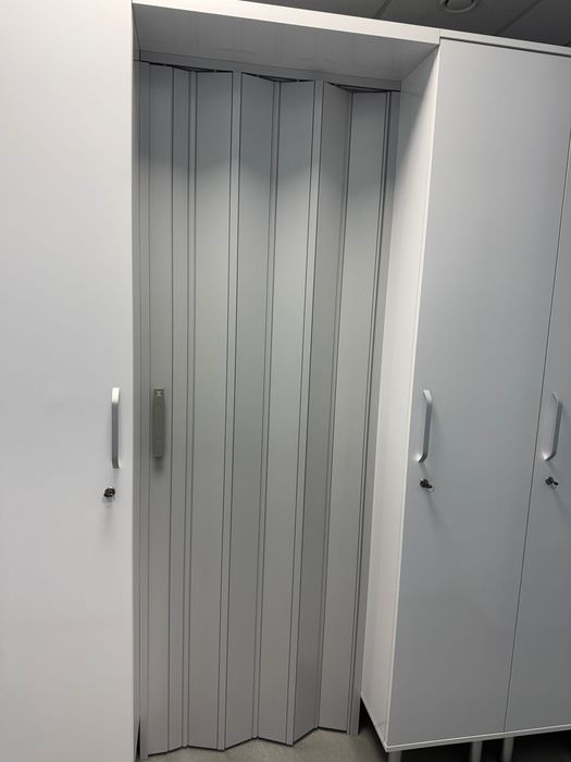 Гардероб,шкафчета за работници с отделения и врата хармоника