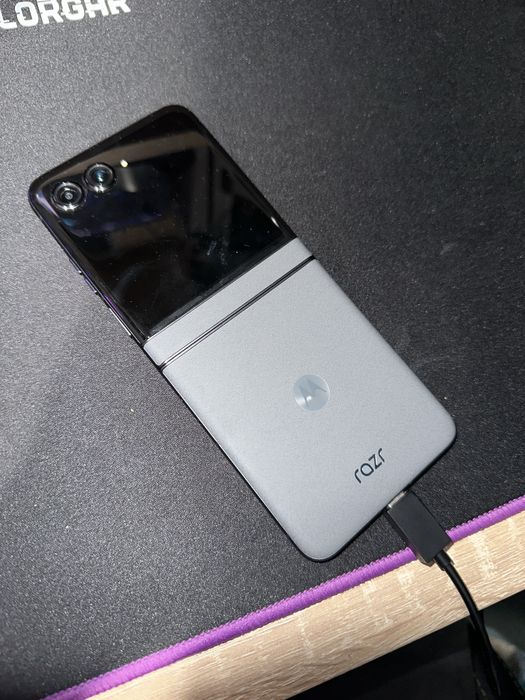 Motorola Razr 50(развален екран)