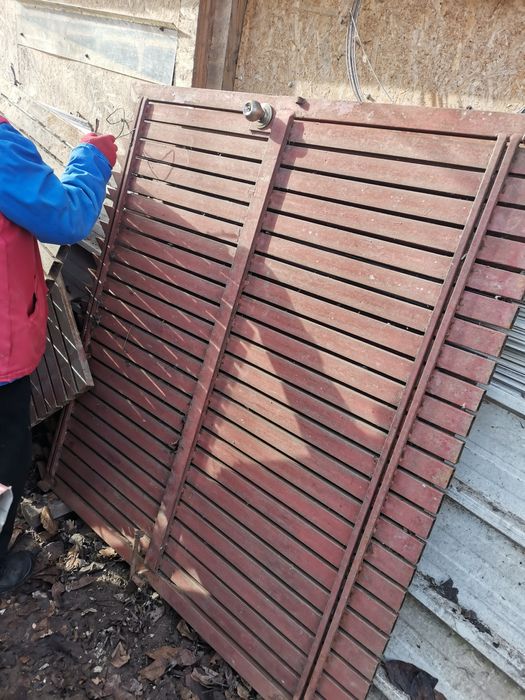 Gard metal fier rosu