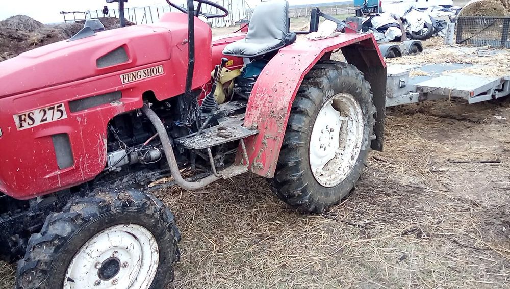 Vând tractor MAHINDRA