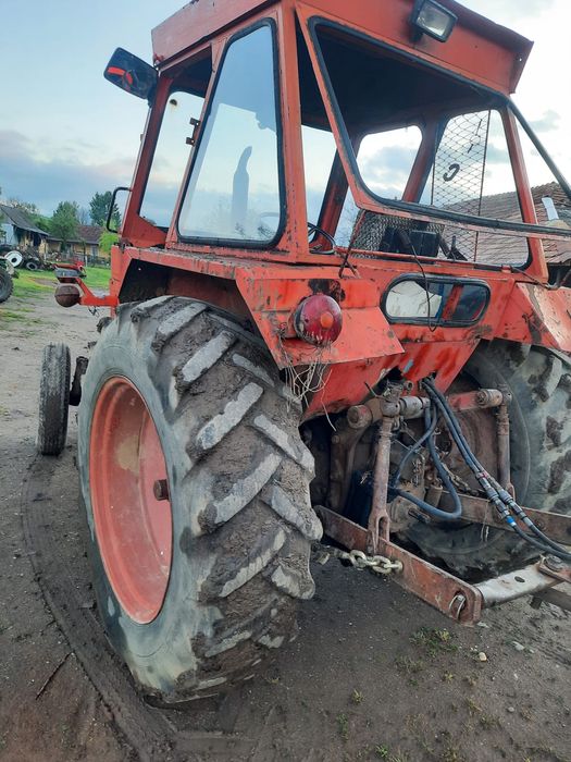 Vând tractor 650 în stare  de funcționare și o remorcă pe o axă basculabilă