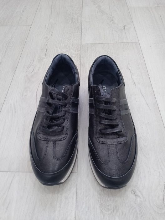 Кожаные кроссовки