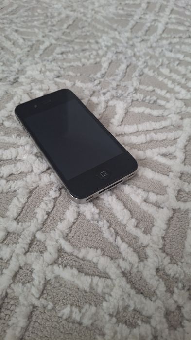 Продаю iphone 4s