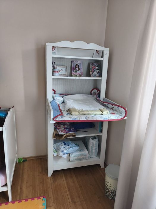 Vand pătuț și masă de schimb!