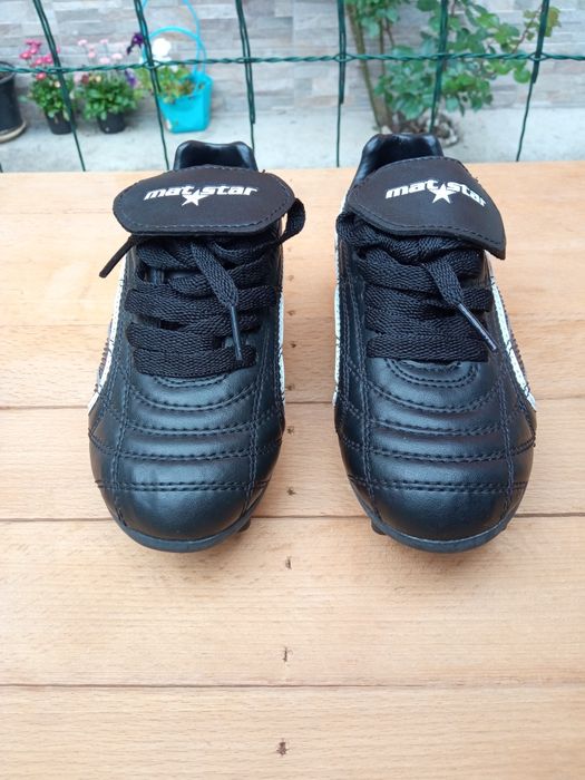 Детски футболни бутонки