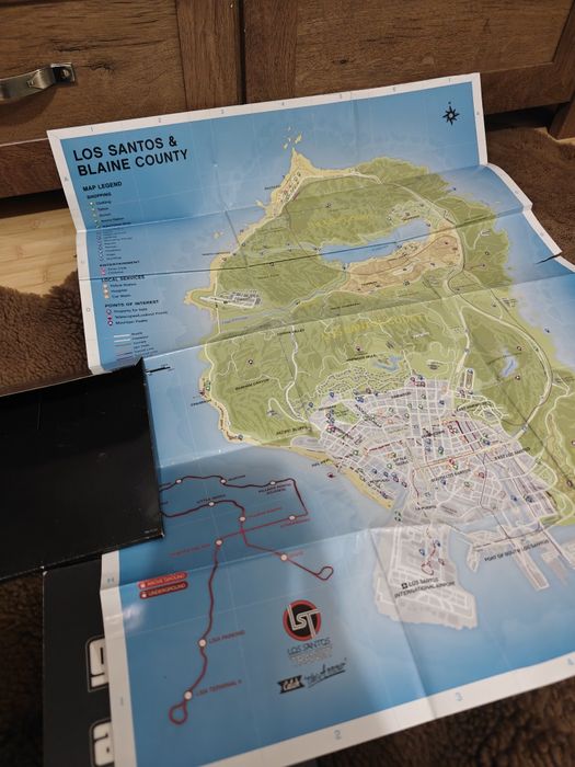 Ediție GTA 5 pe CD pentru PC cu harta din joc.