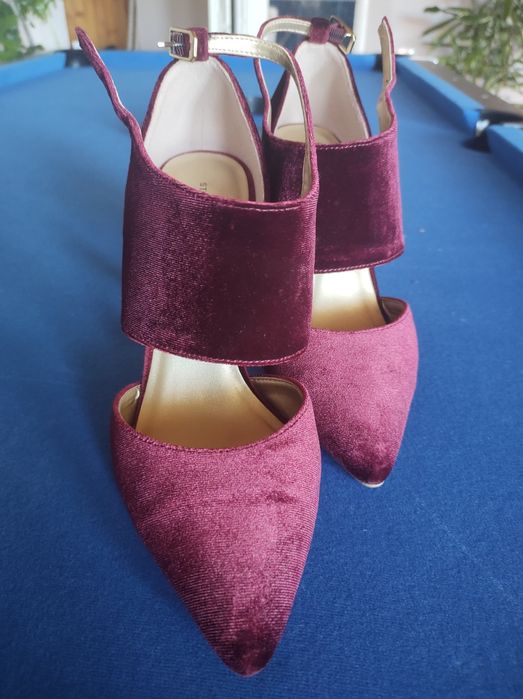 Vând pantofi din catifea