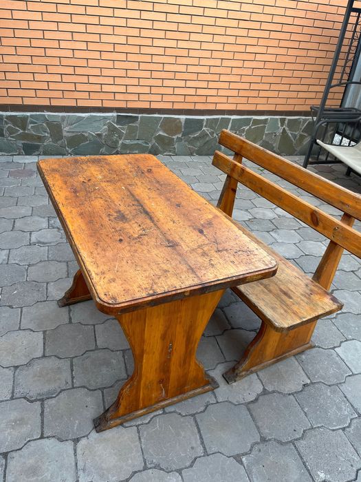 Деревянный стол с лавочкой