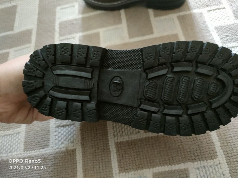 Продам детские ботинки . Новые