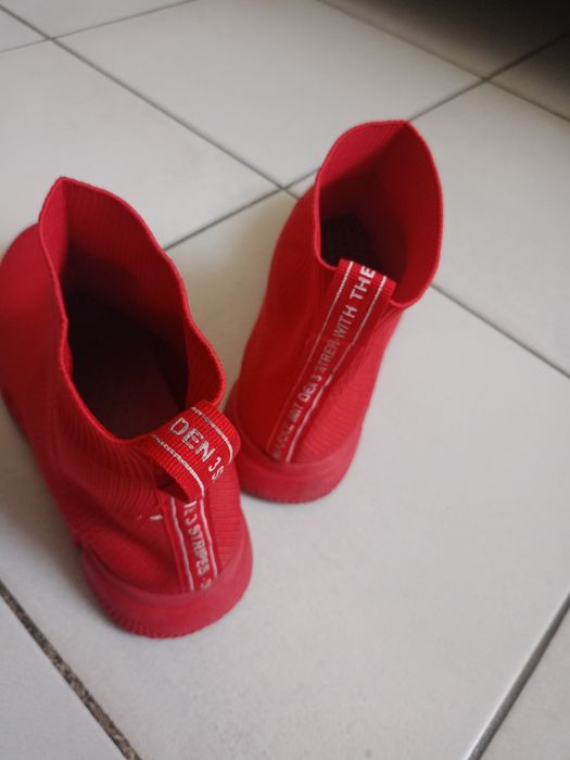 Vând ghete sport marca sport cu 3 dungi,că și traducere, produs de cal