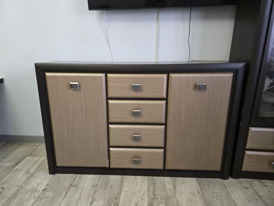 Стенка в гостиную в хорошем состоянии.