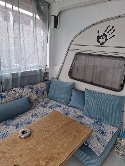 Каравана с изграден навес