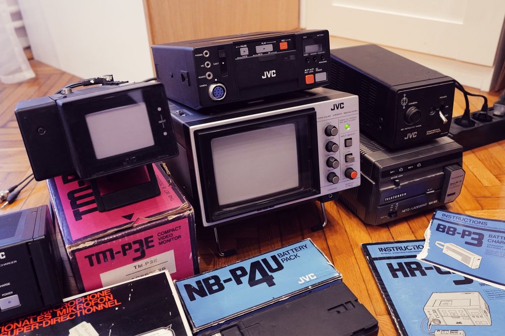 JVC monitoare CRT si Video VHS C portabile pentru Nintendo Sega PS1