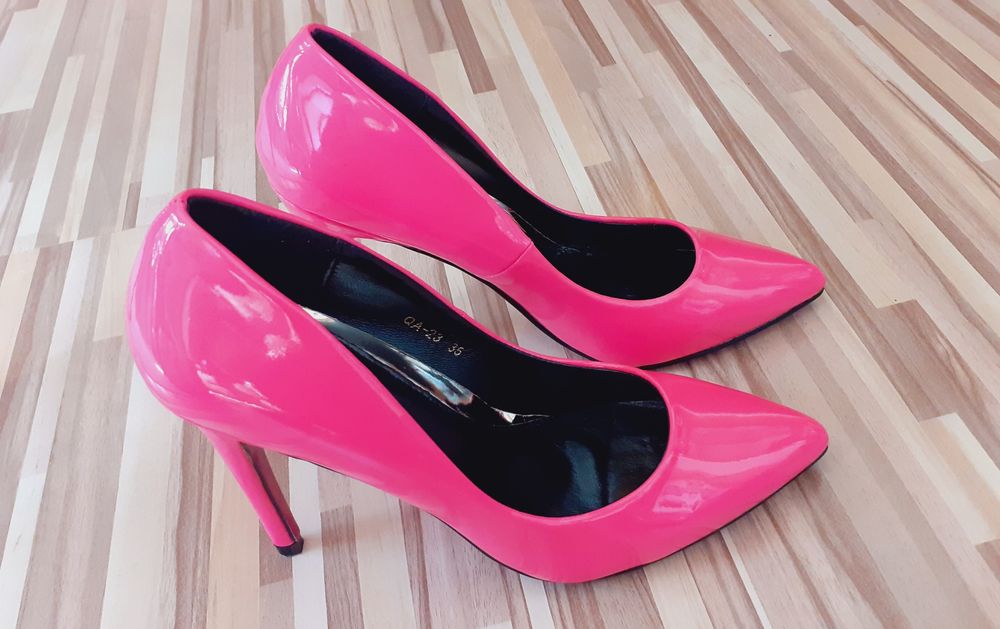 Продавам - Дамски лачени елегантни обувки - 35 номер