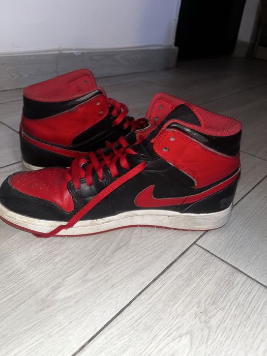 Jordan 1 Mid rosu cu negru marimea 43 (Nike, air jordan)