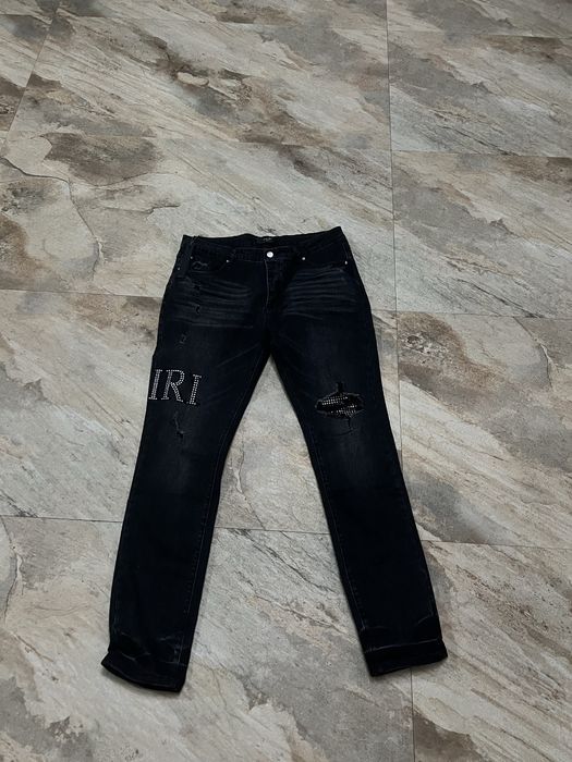 Blugi amiri cu pietre sclipicioase.