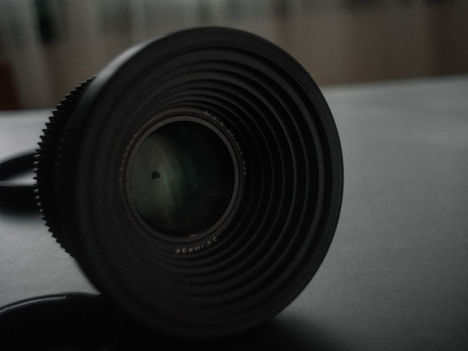 Продавам f0.95 35mm кино обектив