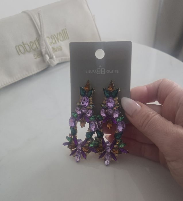 Чисто нови обеци с камъни