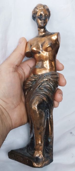 Statuetă decorativă Zeița Afrodita din antimoniu poleită cu cupru, înnălțime 24cm.