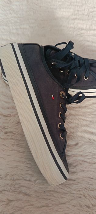Vand bascheti Tommy Hilfiger, marimea 37.