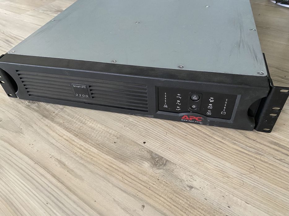 UPS APC SUA2200 rmi2U / SUA3000 rmi2U echipate cu baterii