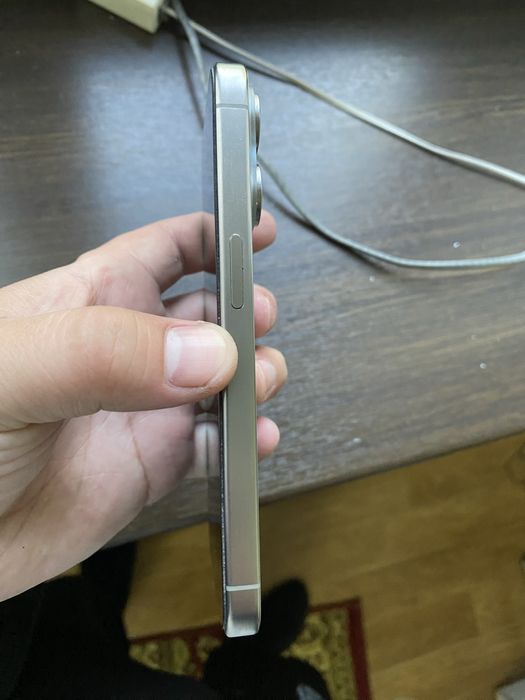 Продаю iphone 15 pro 256