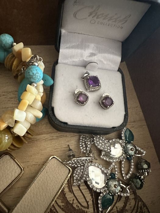 Обеци, колиета, пръстени, комплекти