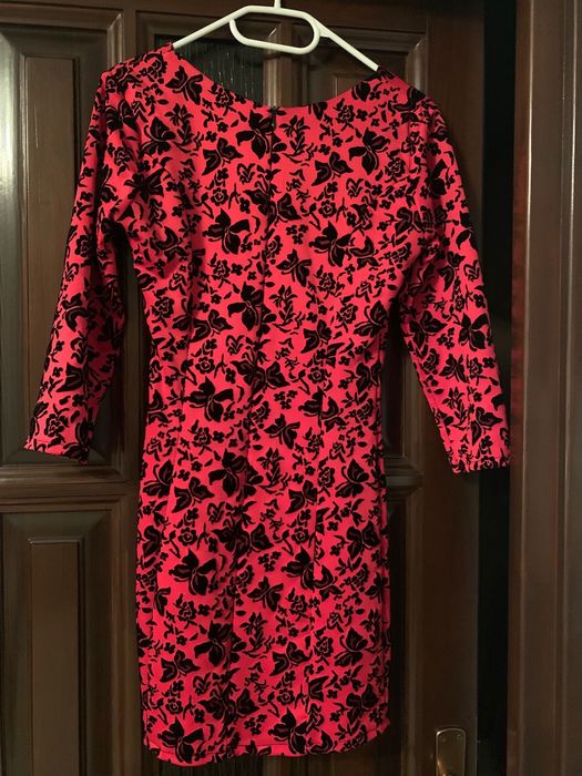 Rochie rosie cu model negru