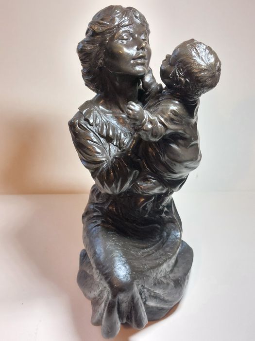 Statuetă semnată